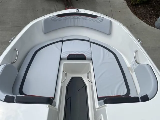 Slide: The Image of Bayliner Element M17 2023 - 45