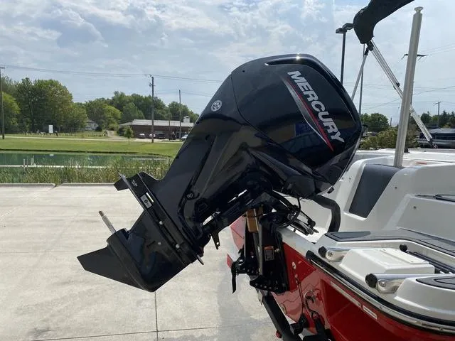 Slide: The Image of Bayliner Element M17 2023 - 8