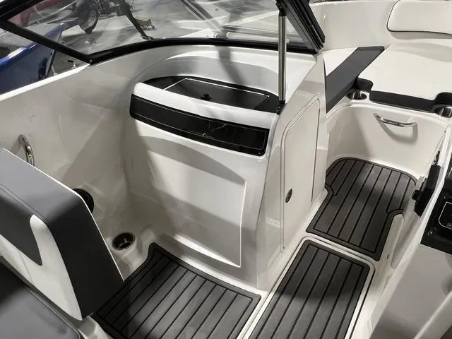 Slide: The Image of Bayliner VR4 BOWRIDER 2023 - 13