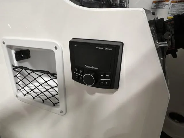 Slide: The Image of Bayliner VR4 BOWRIDER 2023 - 14