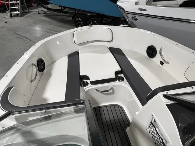 Slide: The Image of Bayliner VR4 BOWRIDER 2023 - 15