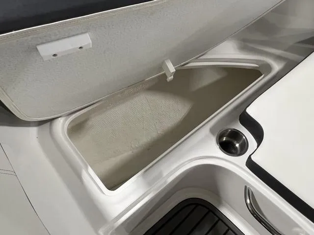 Slide: The Image of Bayliner VR4 BOWRIDER 2023 - 16