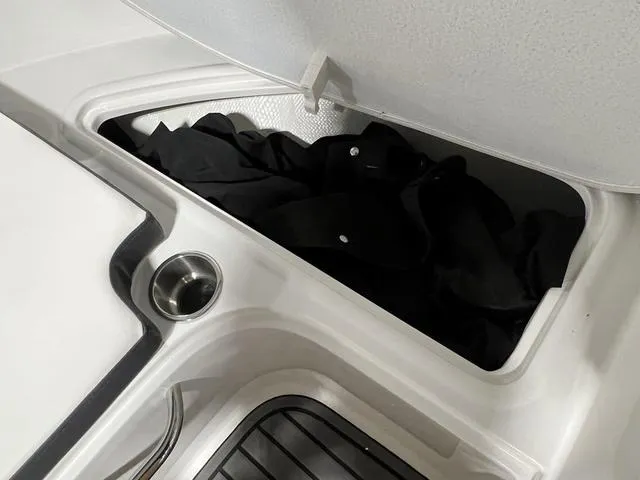 Slide: The Image of Bayliner VR4 BOWRIDER 2023 - 17