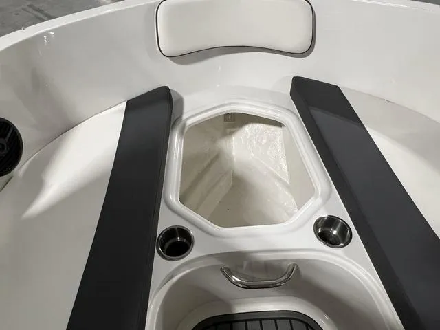 Slide: The Image of Bayliner VR4 BOWRIDER 2023 - 18