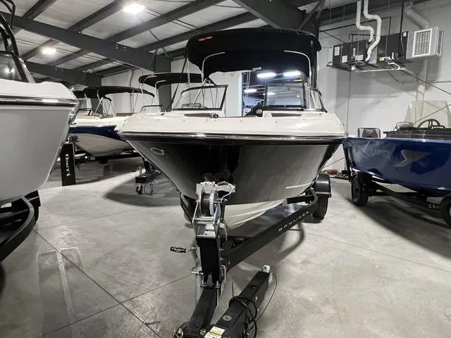 Slide: The Image of Bayliner VR4 BOWRIDER 2023 - 3