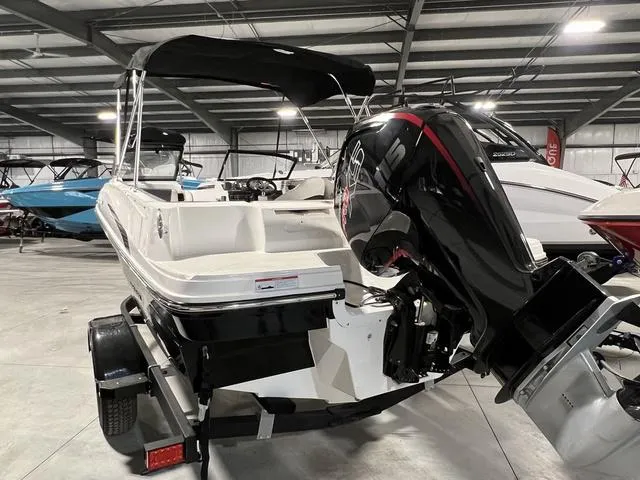 Slide: The Image of Bayliner VR4 BOWRIDER 2023 - 4