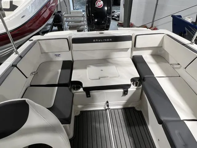 Slide: The Image of Bayliner VR4 BOWRIDER 2023 - 6