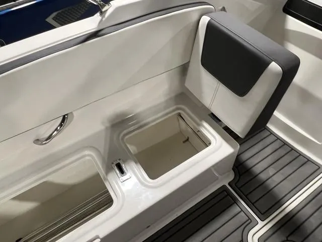 Slide: The Image of Bayliner VR4 BOWRIDER 2023 - 9