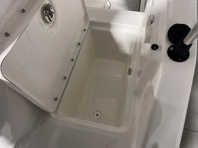 Slide: The Image of Bayliner VR5 Bowrider 2024 - 10