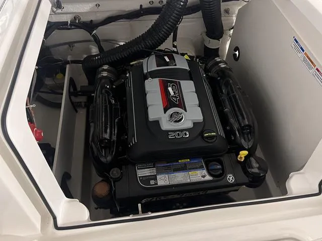 Slide: The Image of Bayliner VR5 Bowrider 2024 - 12