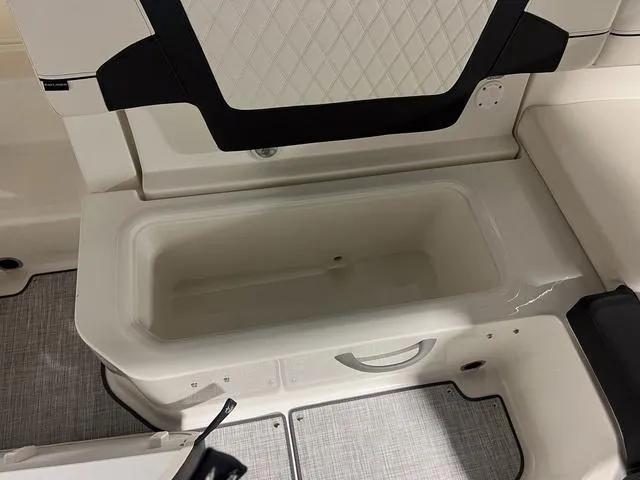 Slide: The Image of Bayliner VR5 Bowrider 2024 - 14