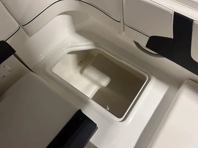 Slide: The Image of Bayliner VR5 Bowrider 2024 - 15