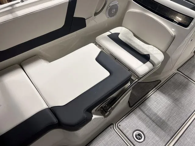 Slide: The Image of Bayliner VR5 Bowrider 2024 - 17