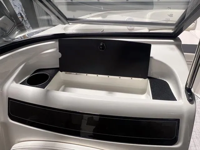 Slide: The Image of Bayliner VR5 Bowrider 2024 - 19