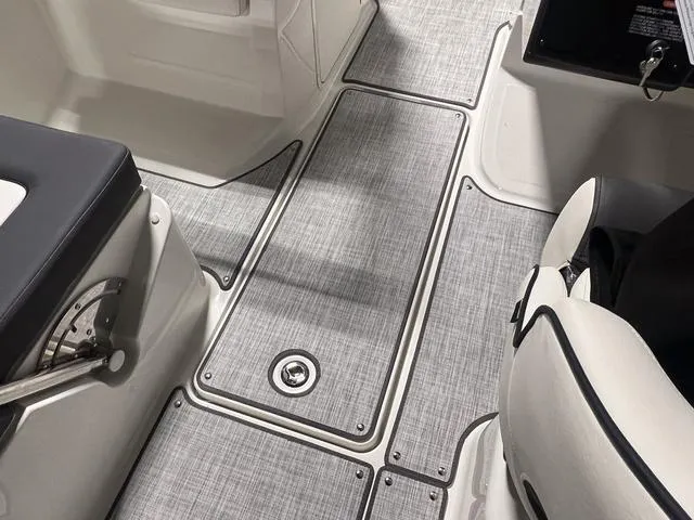 Slide: The Image of Bayliner VR5 Bowrider 2024 - 20