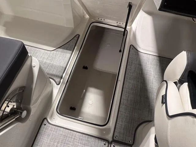 Slide: The Image of Bayliner VR5 Bowrider 2024 - 21