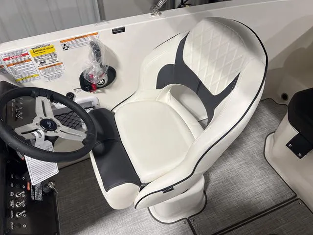 Slide: The Image of Bayliner VR5 Bowrider 2024 - 22