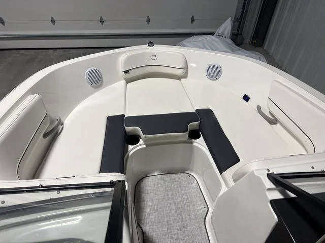 Slide: The Image of Bayliner VR5 Bowrider 2024 - 29