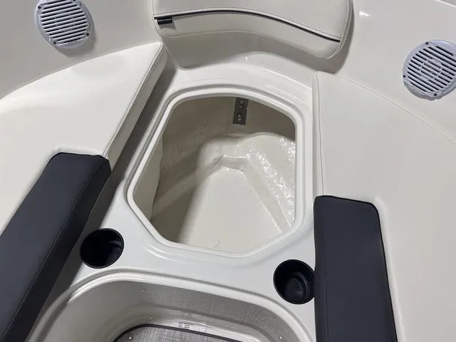 Slide: The Image of Bayliner VR5 Bowrider 2024 - 30