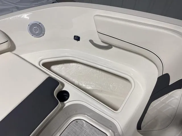 Slide: The Image of Bayliner VR5 Bowrider 2024 - 31