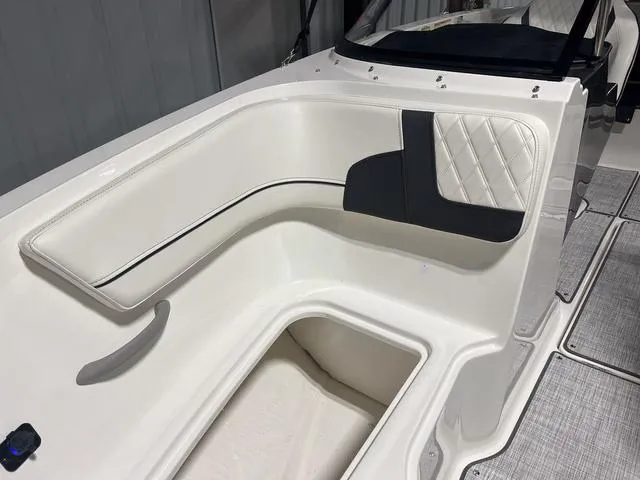 Slide: The Image of Bayliner VR5 Bowrider 2024 - 32