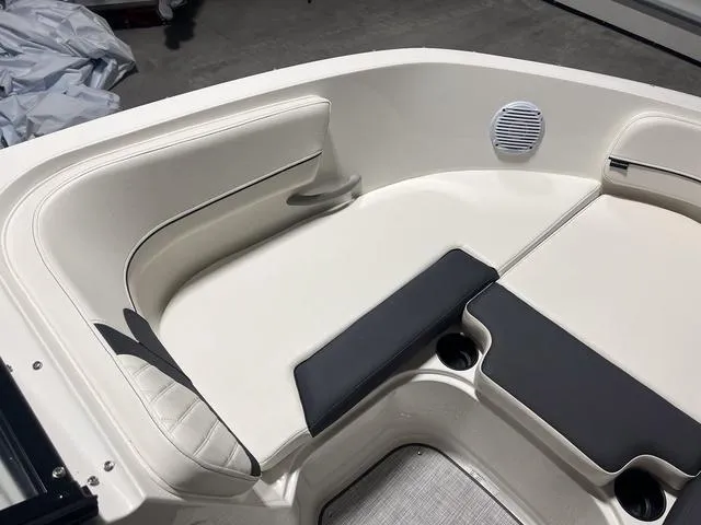 Slide: The Image of Bayliner VR5 Bowrider 2024 - 33