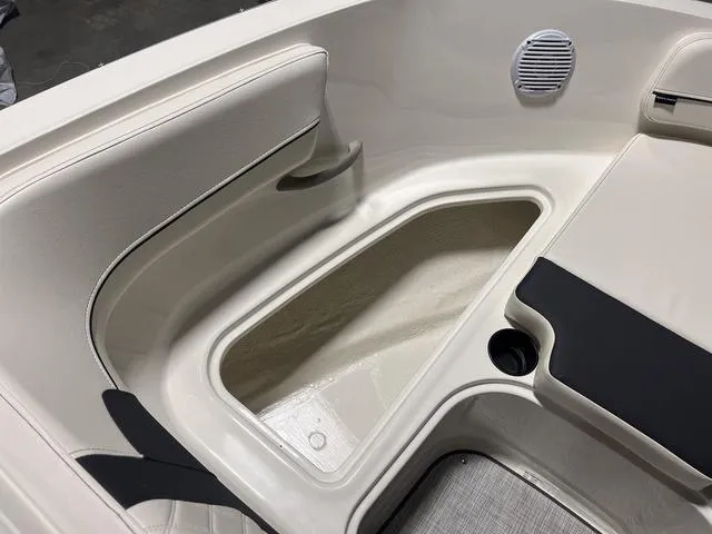 Slide: The Image of Bayliner VR5 Bowrider 2024 - 34