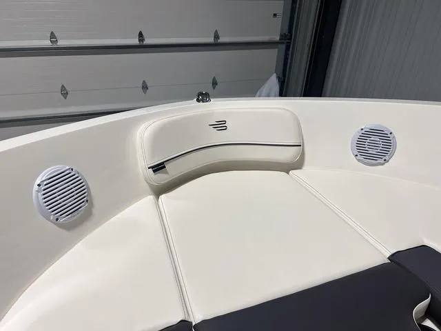 Slide: The Image of Bayliner VR5 Bowrider 2024 - 35