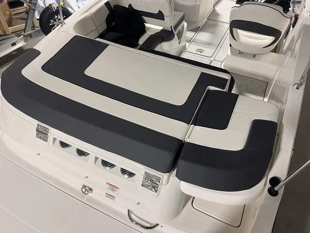 Slide: The Image of Bayliner VR5 Bowrider 2024 - 7