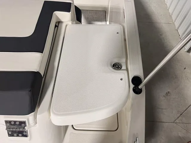 Slide: The Image of Bayliner VR5 Bowrider 2024 - 8