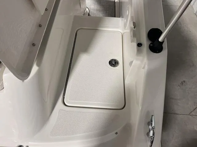 Slide: The Image of Bayliner VR5 Bowrider 2024 - 9