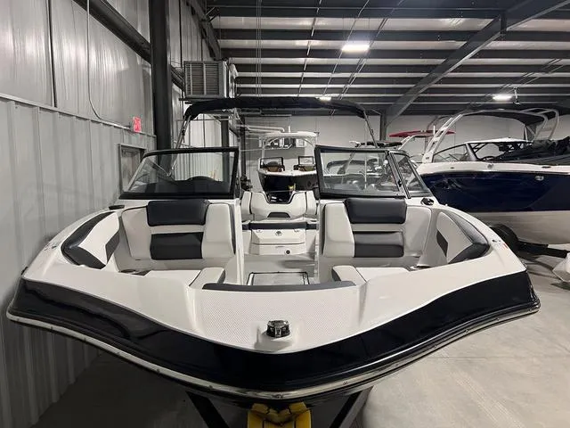 Slide: The Image of 2024 Yamaha Boats SX195 in a showroom, front view. - 3