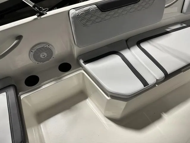 Slide: The Image of Bayliner M15 2024 - 10