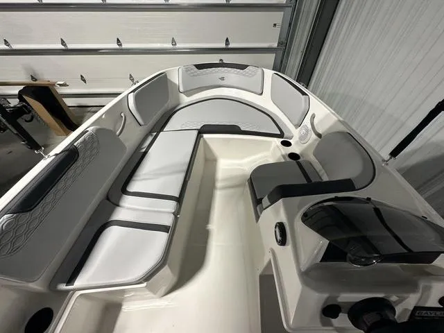 Slide: The Image of Bayliner M15 2024 - 11