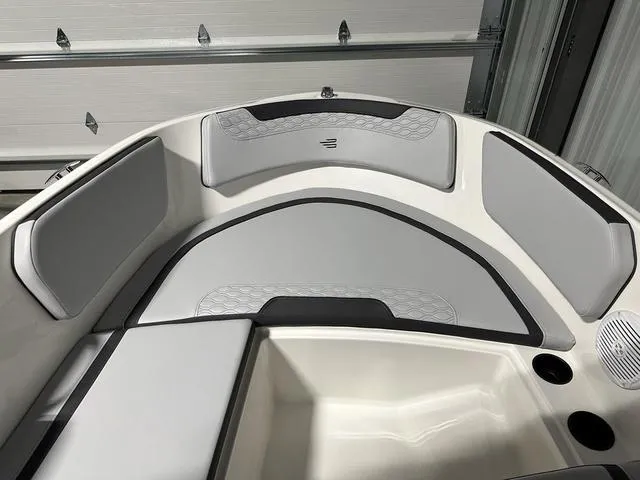 Slide: The Image of Bayliner M15 2024 - 12