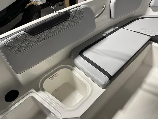 Slide: The Image of Bayliner M15 2024 - 13