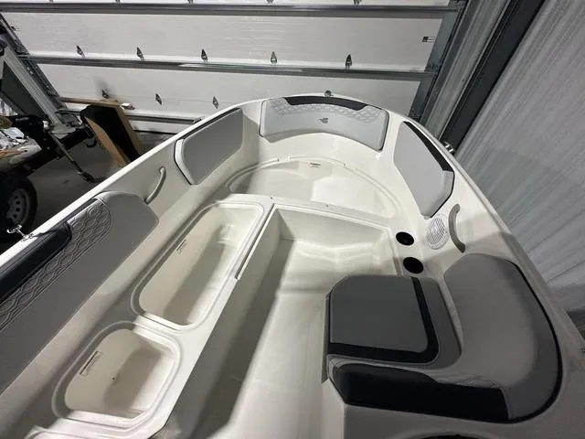 Slide: The Image of Bayliner M15 2024 - 14