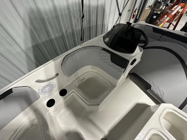 Slide: The Image of Bayliner M15 2024 - 15