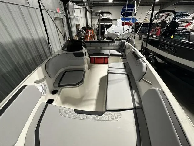 Slide: The Image of Bayliner M15 2024 - 16