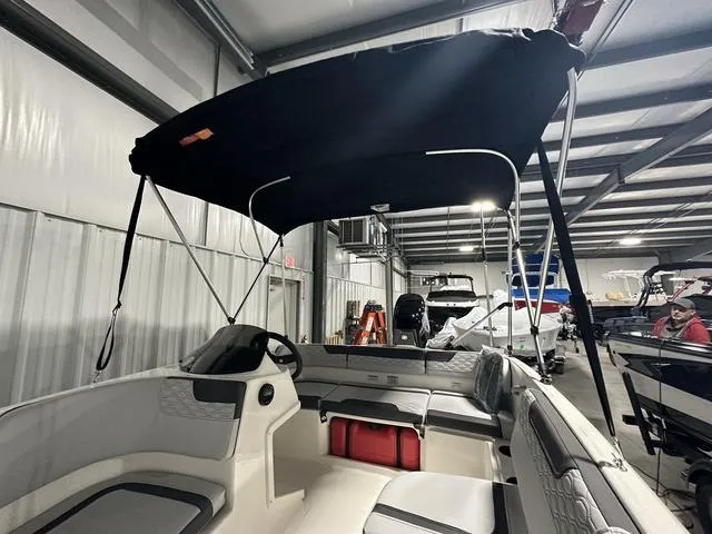 Slide: The Image of Bayliner M15 2024 - 17