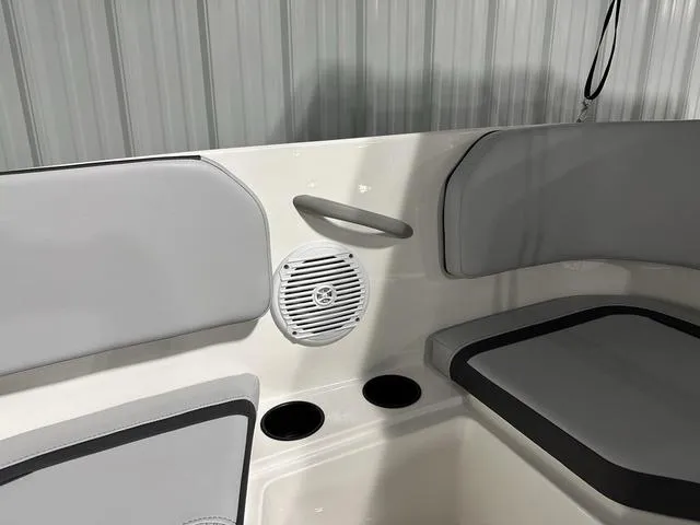 Slide: The Image of Bayliner M15 2024 - 18