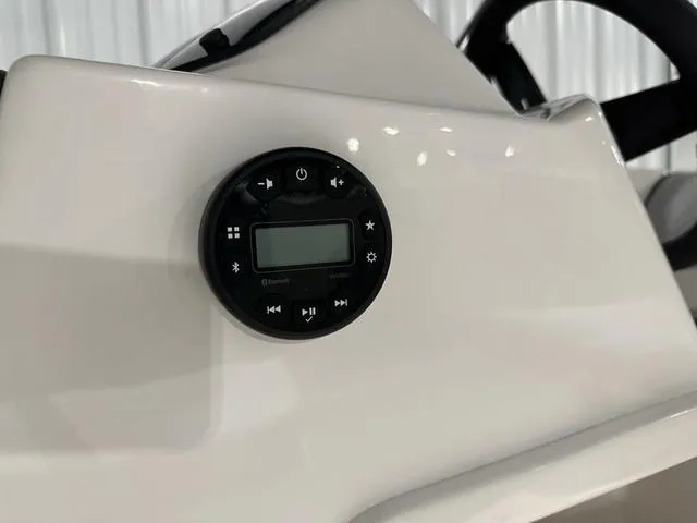 Slide: The Image of Bayliner M15 2024 - 19