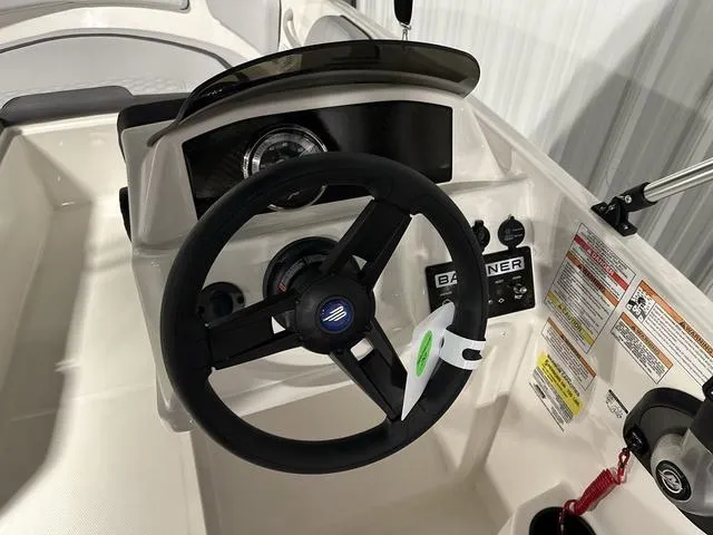 Slide: The Image of Bayliner M15 2024 - 20