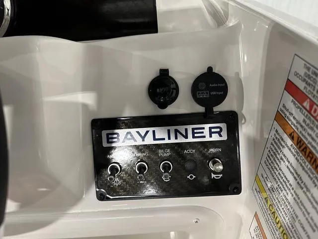 Slide: The Image of Bayliner M15 2024 - 22