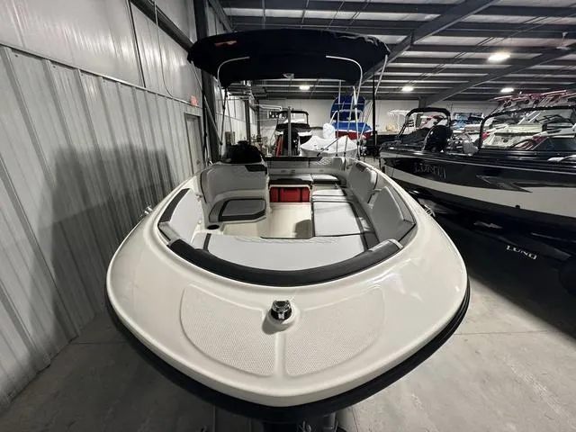 Slide: The Image of Bayliner M15 2024 - 5