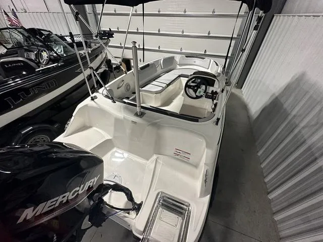 Slide: The Image of Bayliner M15 2024 - 6