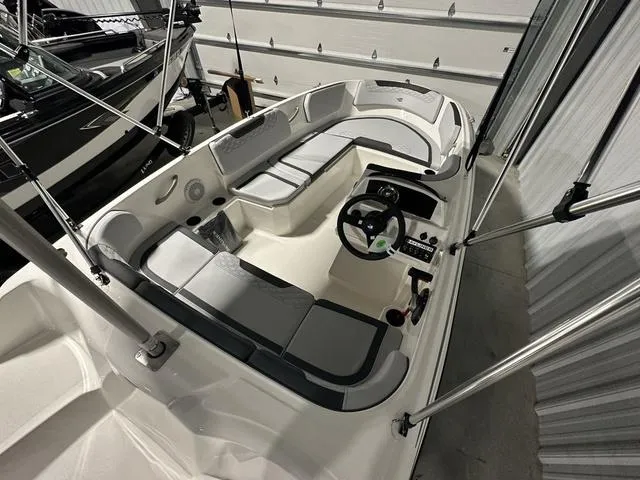 Slide: The Image of Bayliner M15 2024 - 7