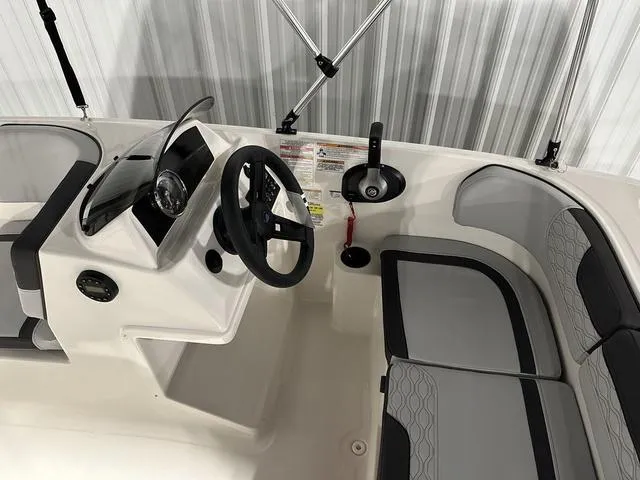 Slide: The Image of Bayliner M15 2024 - 8