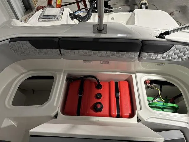 Slide: The Image of Bayliner M15 2024 - 9