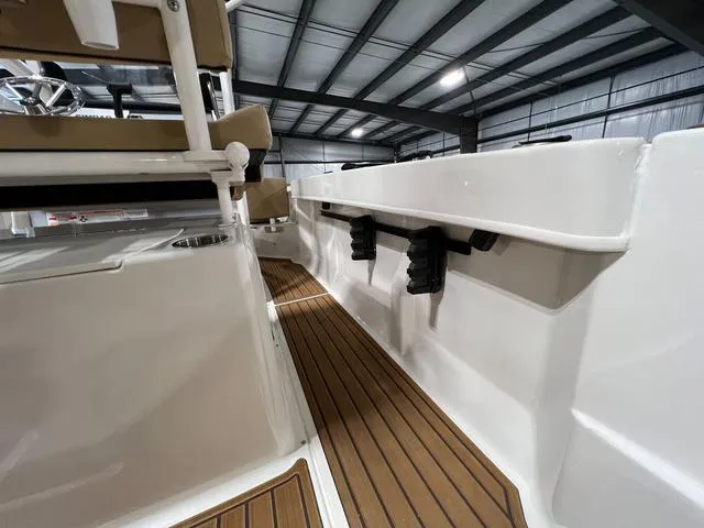 Slide: The Image of Bayliner Trophy T20 CX 2023 - 16